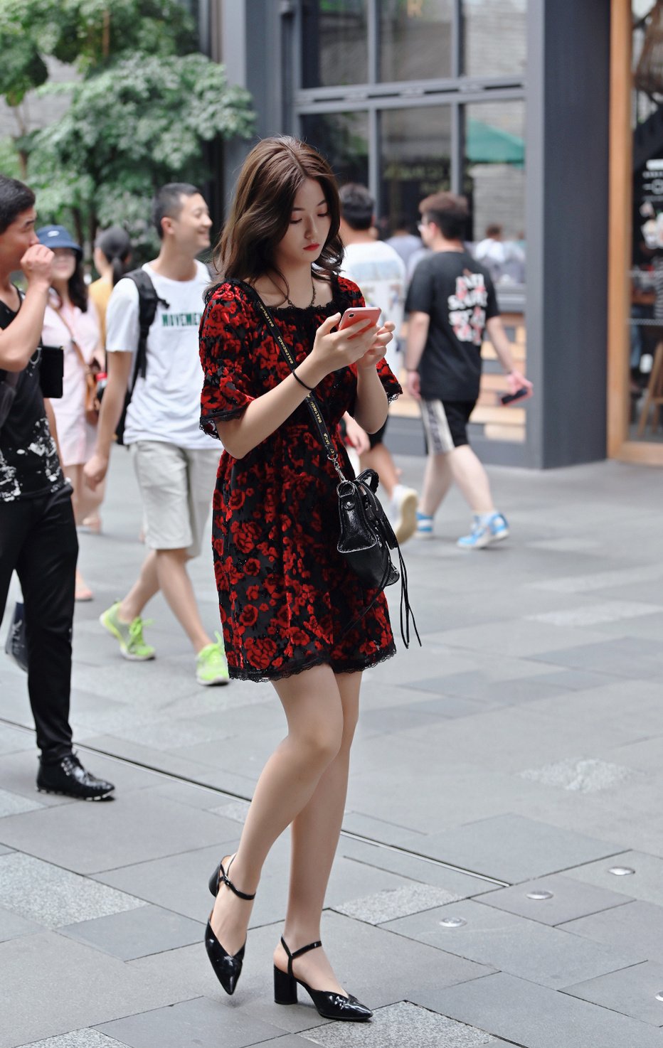 路人街拍，美腿佳人