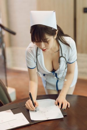 王雨纯化身温柔护士，让你享受温柔体贴的服务