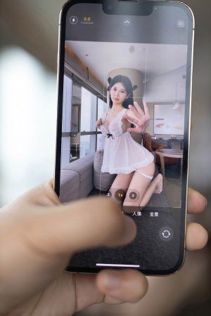 清甜妹妹的寂寞内心：被偷窥后让我好兴奋