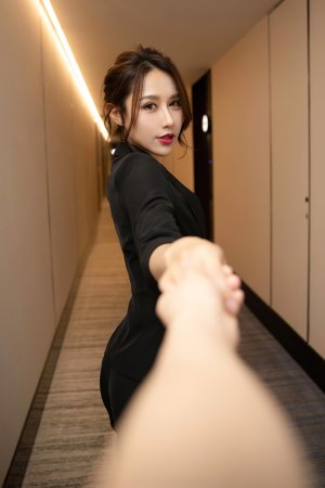 模特化身酒店管家 带您体验最高级的贴身服务