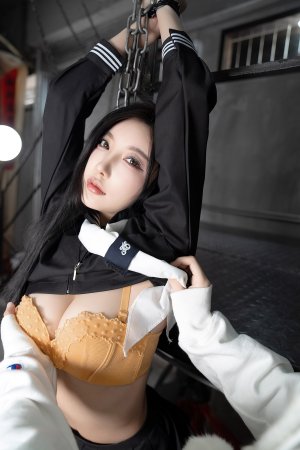 把杨晨晨掳到废旧工厂，然后为所欲为！
