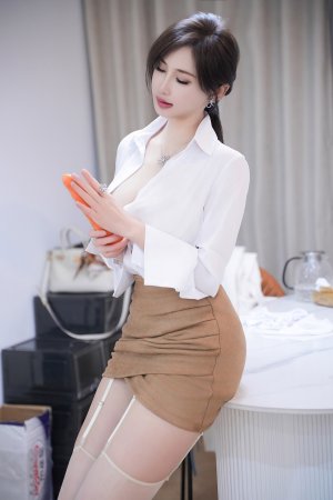 美女姐姐学做菜，她为何对一根胡萝卜爱不释手？