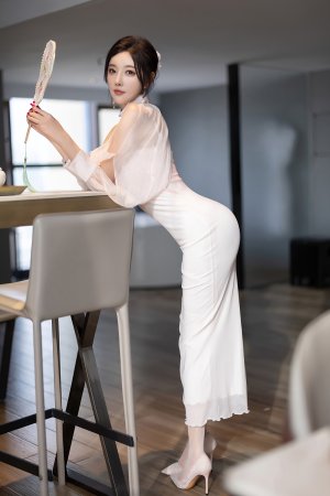 杨晨晨这美妙无双的肥臀，让人想狠狠撞击