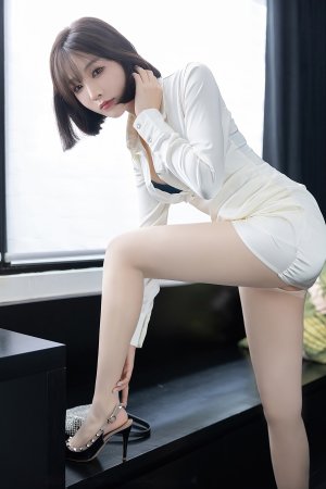 徐莉芝美腿挑战硬控你2分钟，看看纸巾够吗？