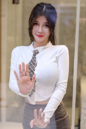 小小年纪一股人妻味，欲望在眼神里燃烧