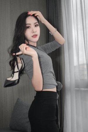 性感御姐宾馆美照，撩动头发毫无抵抗力