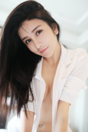 甜美嫩模李七喜床照私拍 袒胸露乳姿势撩人