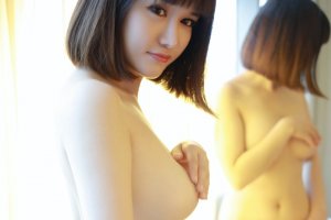 隔屏闻奶香！大胸正妹傲娇萌萌白嫩身躯令人垂涎