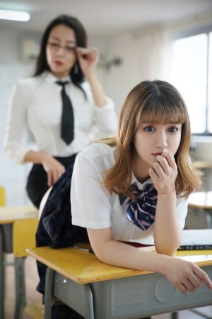 姐妹花倾情演绎 麻辣教师与清纯学生的课堂故事