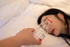 性感模特允爾被五花大绑，满足你的尾随幻想