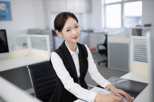各位总裁看过来！唐安琪酥胸美腿上演秘书诱惑