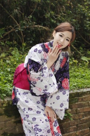 唯美娇嫩和服女生写真，甜甜一笑美翻天