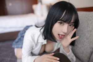 JK制服太撩人了，嫩模豆瓣酱各种姿势轮番上阵