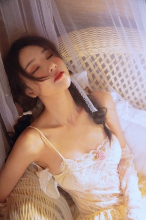 唯美性感的美女小姐姐 简约清纯显露迷人魅力
