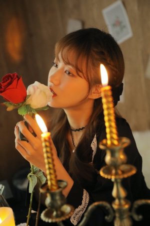 烛光里的唯美可爱少女，静谧优雅分外迷人