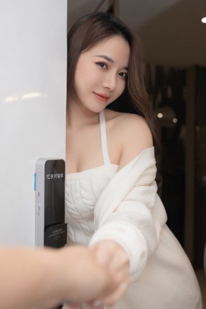 模特鱼子酱上演甜美女友诱惑 男友视角销魂无比
