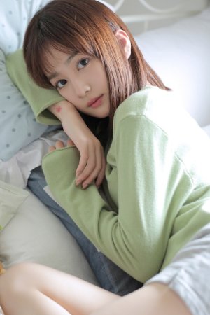 粉嫩晶莹的小美女，清澈眼神给你恋爱的感觉