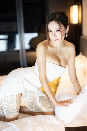 王馨瑶演绎轻熟女寂寞风情 宽衣解带娇艳动人