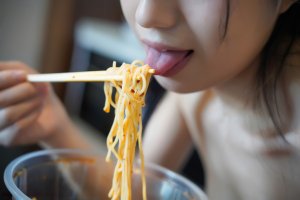 福利姬仓井优香：肚子饿了吗？我下面给你吃呀