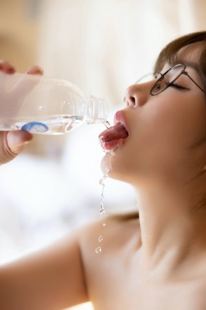 又嫩又熟的滋味是什么？王雨纯性感胴体品尝一下