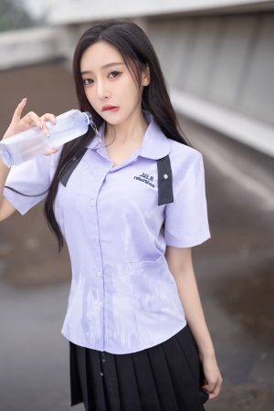 王馨瑶假装高中生，孤身邀你天台湿身