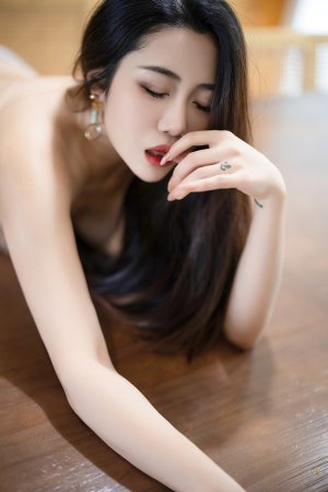 少妇家里，在餐桌上享受她的美味肉体