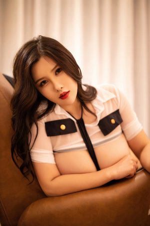 嫩模周思乔火辣诱惑写真 空乘制服露傲人豪乳